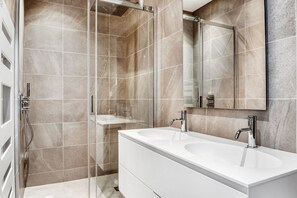 Een haardroger, handdoeken