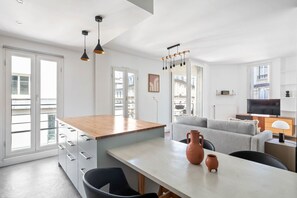 Dining - Blueground | Sentier, elevator, nr Montorgueil St (Paris)