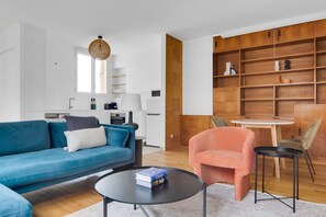 TV, stereo - Blueground | Notre Dame de Champs, elevator (Paris)