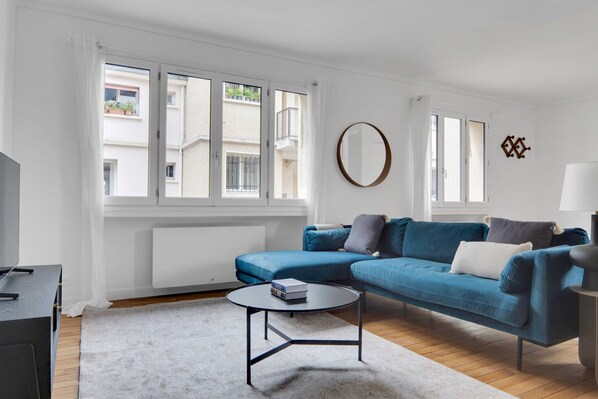 TV, stereo - Blueground | Notre Dame de Champs, elevator (Paris)