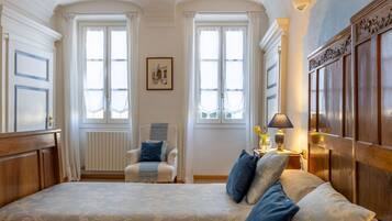 3 bedrooms, desk, internet