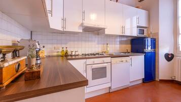 Frigorifero, microonde, forno, lavastoviglie