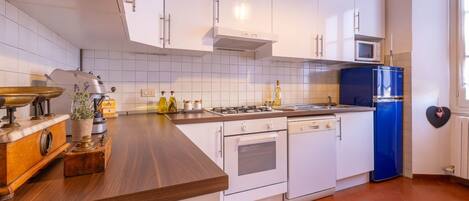 Refrigerador, microondas, horno y lavavajillas