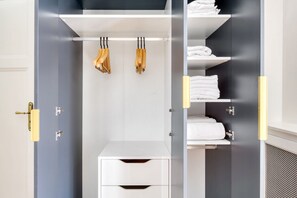 Interior - Blueground | George V, balcony, nr Champs Elysées (Paris)