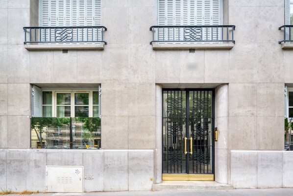 Exterior detail - Blueground | George V, balcony, nr Champs Elysées (Paris)
