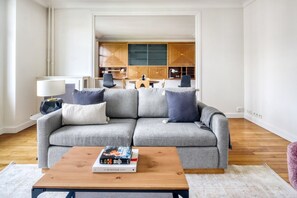 TV, stereo - Blueground | George V, balcony, nr Champs Elysées (Paris)