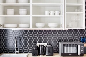 Kjøleskap, mikrobølgeovn, ovn og kokeplater