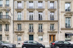 Exterior - Blueground | George V, intercom, nr shops (Paris)