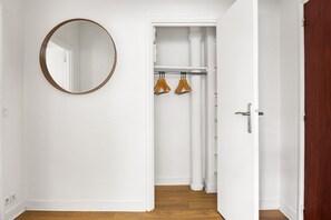 Interior - Blueground | Ecole Militaire, elev, nr embassies (Paris)