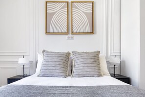 2 bedrooms, iron/ironing board, WiFi, bed sheets - Blueground | Champs Elysées, concierge, nr shops (Paris)