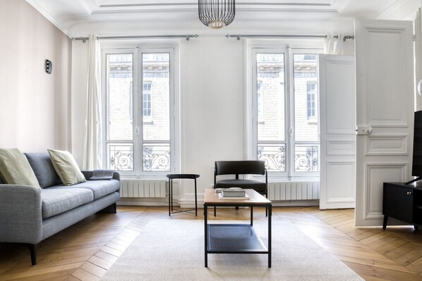 TV, stereo - Blueground | Europe, nr St Augustine church (Paris)