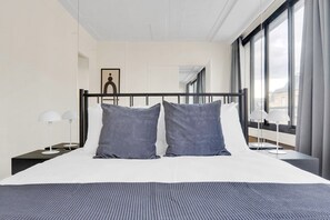 3 habitaciones, tabla de planchar con plancha, wifi y ropa de cama 