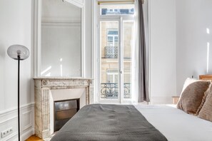 4 bedrooms, iron/ironing board, WiFi, bed sheets - Blueground | La Boétie, nr Champs Elysées (Paris)
