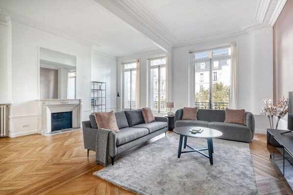 TV, stereo - Blueground | La Boétie, nr Champs Elysées (Paris)