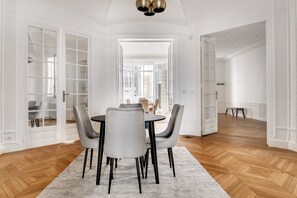 Dining - Blueground | La Boétie, nr Champs Elysées (Paris)