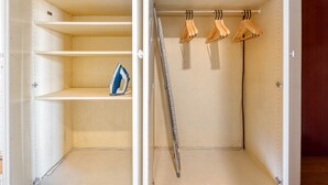 A closet with open doors, revealing shelves and hanging space. - Blueground | Argentine, elevator, nr Porte Maillot (Paris)