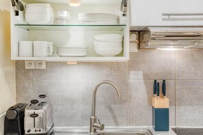 Fridge, microwave, stovetop, dishwasher - Blueground | Argentine, elevator, nr Porte Maillot (Paris)