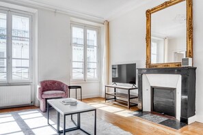 TV, stereo - Blueground | Champs Elysées, office, furnished (Paris)