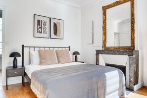 1 bedroom, iron/ironing board, WiFi, bed sheets - Blueground | Champs Elysées, office, furnished (Paris)