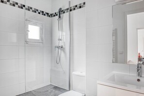 Hair dryer, towels - Blueground | Champs Elysées, office, furnished (Paris)