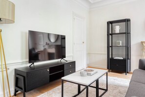 Een televisie en een stereo