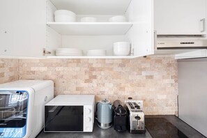 Kühlschrank, Mikrowelle, Ofen, Herdplatte