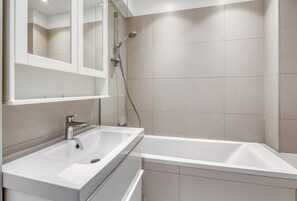Secador de cabelo, toalhas de banho