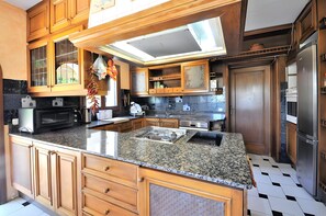 Fridge, microwave, oven, stovetop - Chalet 'La Perla Negra' with Private Pool, Private Garden and Wi-Fi (Andratx)