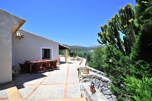 Outdoor dining - Chalet 'La Perla Negra' with Private Pool, Private Garden and Wi-Fi (Andratx)