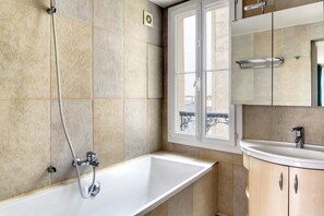 Hair dryer, towels - Blueground | Saint Georges, balcony, nr Montmartre (Paris)
