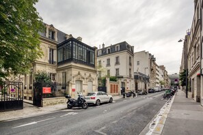 Exterior - Blueground | Saint Georges, balcony, nr Montmartre (Paris)