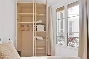 2 chambres, fer et planche à repasser, Wi-Fi, draps fournis