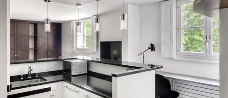 Réfrigérateur, micro-ondes, four, plaque de cuisson