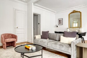 TV, stereo - Blueground | Wagram, nr Parc Monceau (Paris)