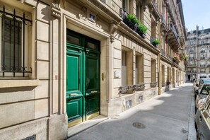 Exterior detail - Blueground | Wagram, nr Parc Monceau (Paris)