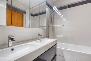 Hair dryer, towels - Blueground | Passy, furnished, nr Seine (Paris)