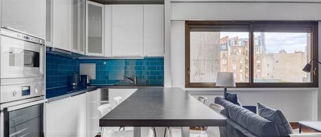 Réfrigérateur, micro-ondes, four, plaque de cuisson