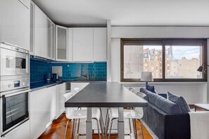 Fridge, microwave, oven, stovetop - Blueground | Passy, furnished, nr Seine (Paris)