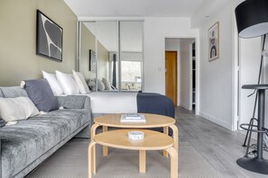 Iron/ironing board, WiFi, bed sheets