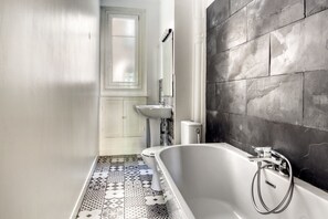 Hair dryer, towels - Blueground | Auteuil, nr Parc de Princes (Paris)