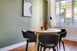 Dining - Blueground | Auteuil, nr Parc de Princes (Paris)