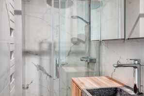 Sèche-cheveux, serviettes fournies