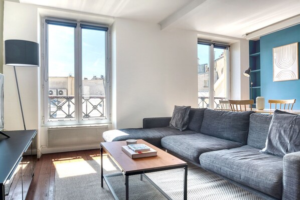 TV, stereo - Blueground | Sentier, furnished, nr Montorgueil St (Paris)