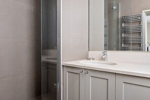 Hair dryer, towels - Blueground | Saint Germain, courtyard, nr Seine (Paris)