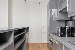 Kylskåp, mikrovågsugn, ugn och spishäll