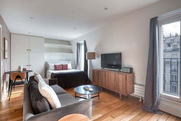 Tabla de planchar con plancha, wifi y ropa de cama