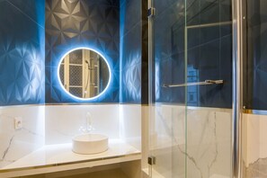 Sèche-cheveux, serviettes fournies