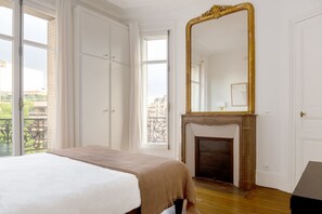 2 bedrooms, iron/ironing board, WiFi, bed sheets - Blueground | Wagram, elev, nr Monceau Park (Paris)