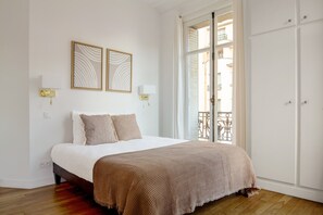 2 bedrooms, iron/ironing board, WiFi, bed sheets - Blueground | Wagram, elev, nr Monceau Park (Paris)