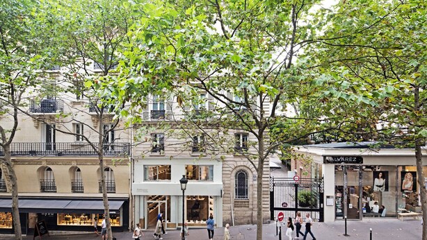 Une rue piétonne bordée de boutiques, d’arbres et où l’on peut circuler à vélo.